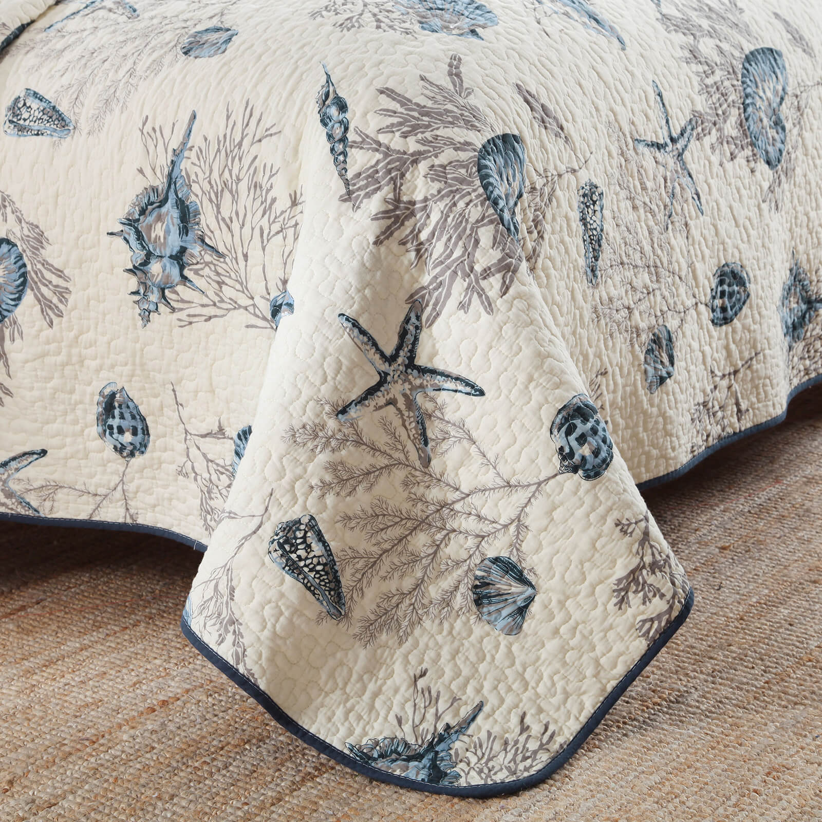 Details of the 3-piece quilt bedding set